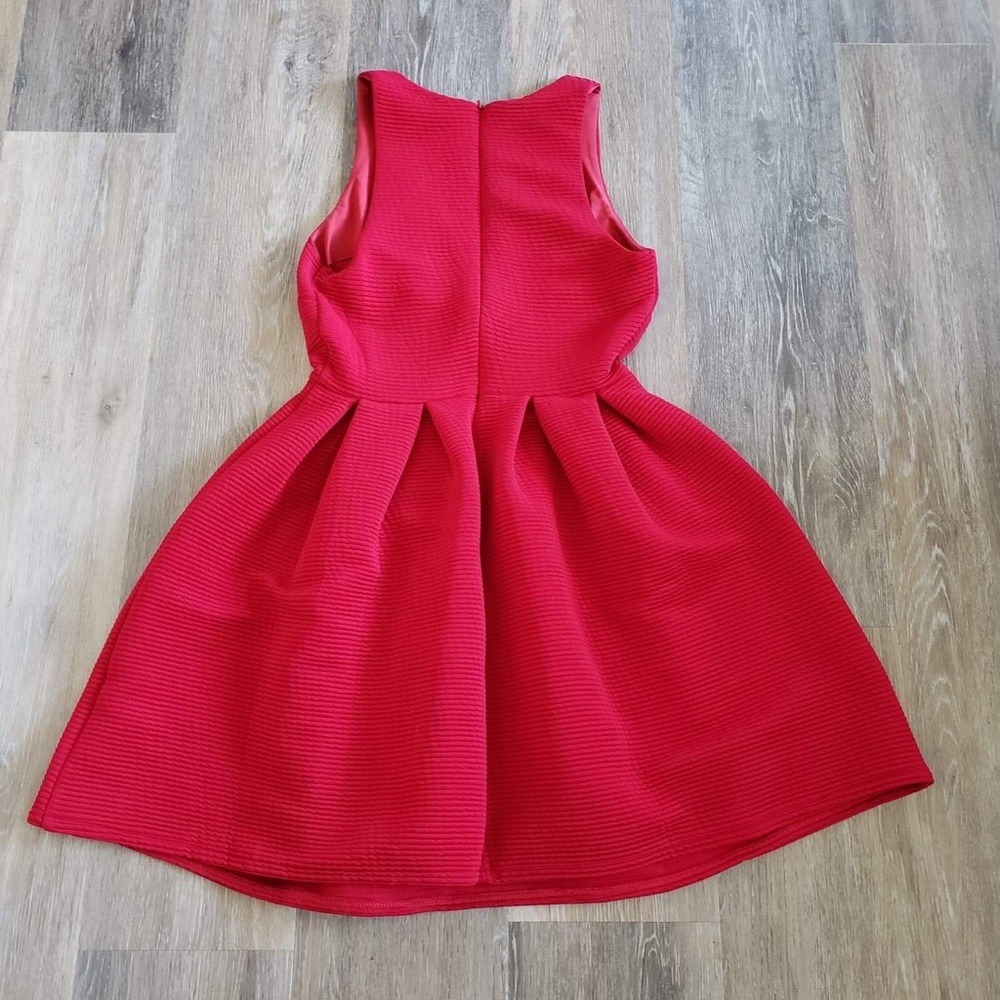 Red dress - Picture 3 of 8